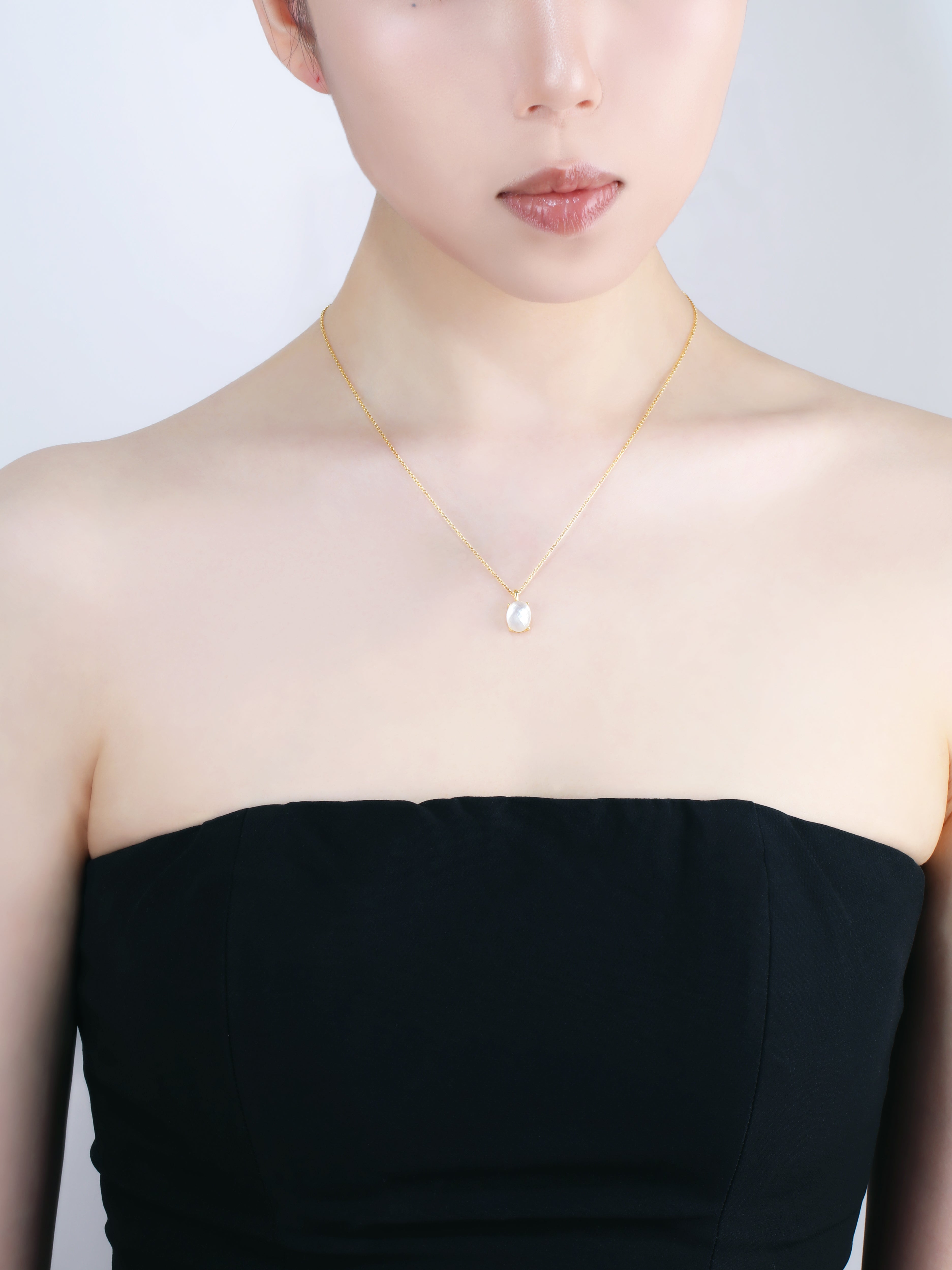 “Pāfekuto” Mother of Pearl Pendant Necklace