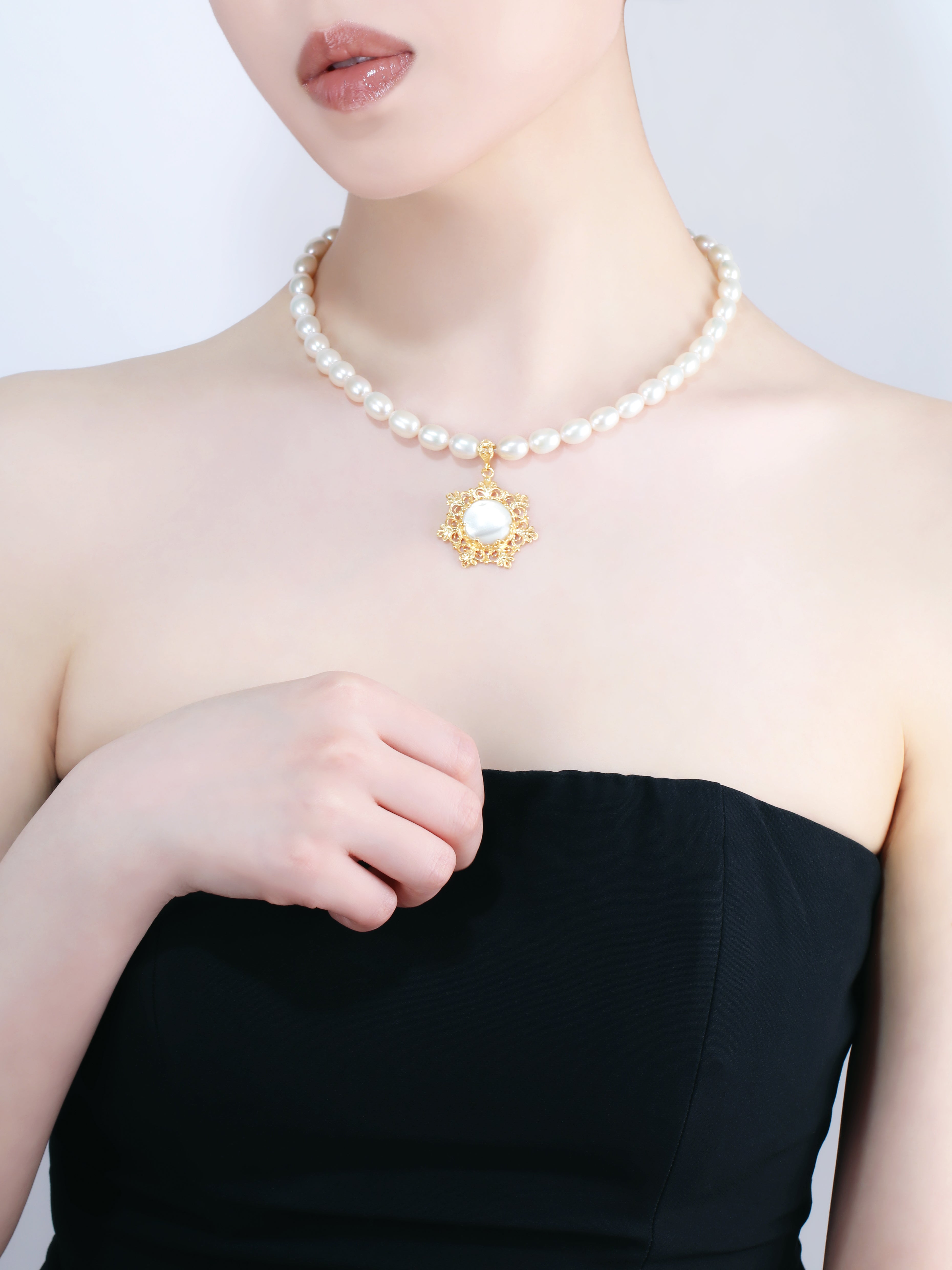 Soirée “Yakai” Freshwater Pearl Pendant Necklace