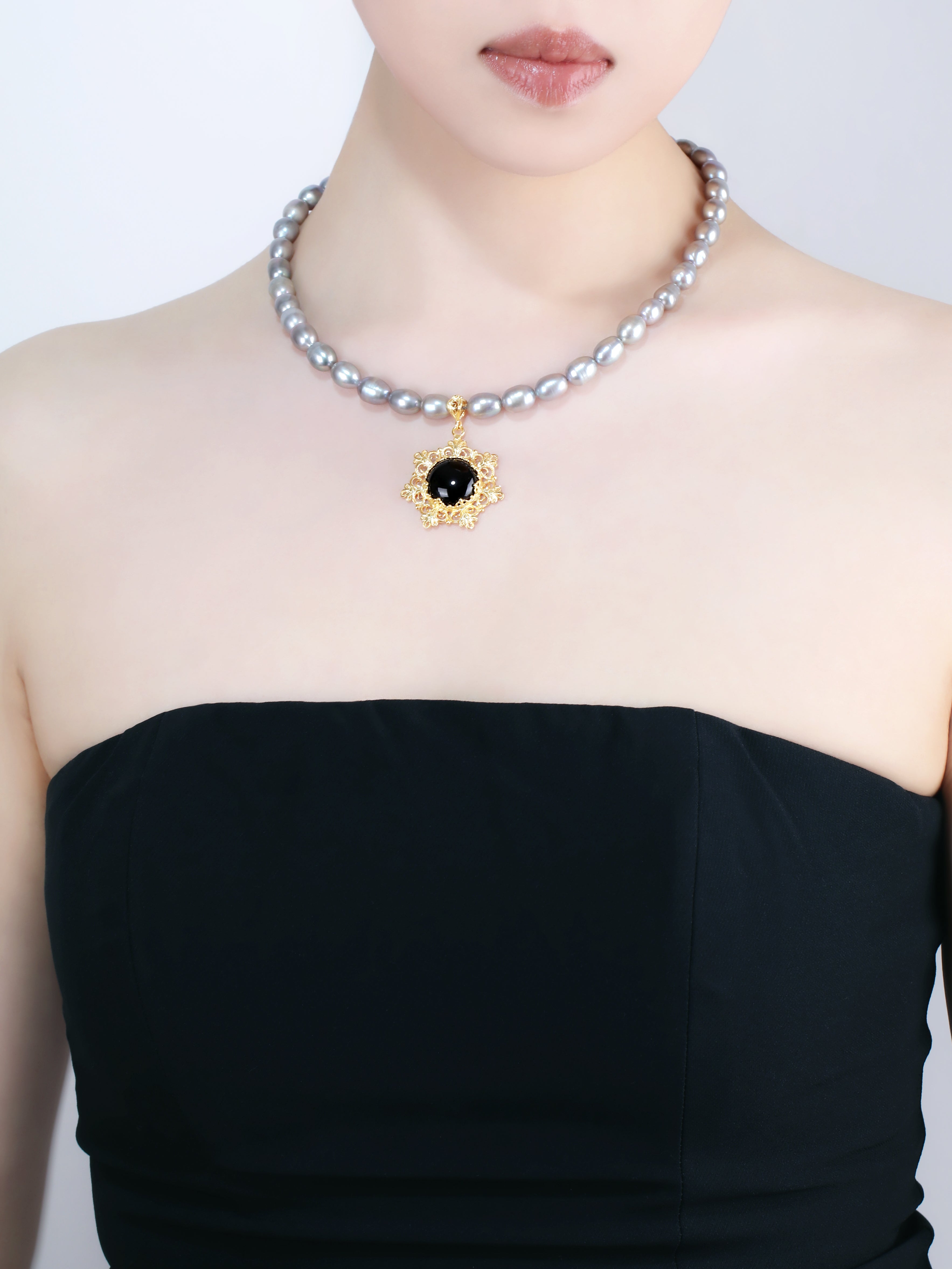 Soirée “Yakai” Freshwater Pearl Onyx Pendant Necklace