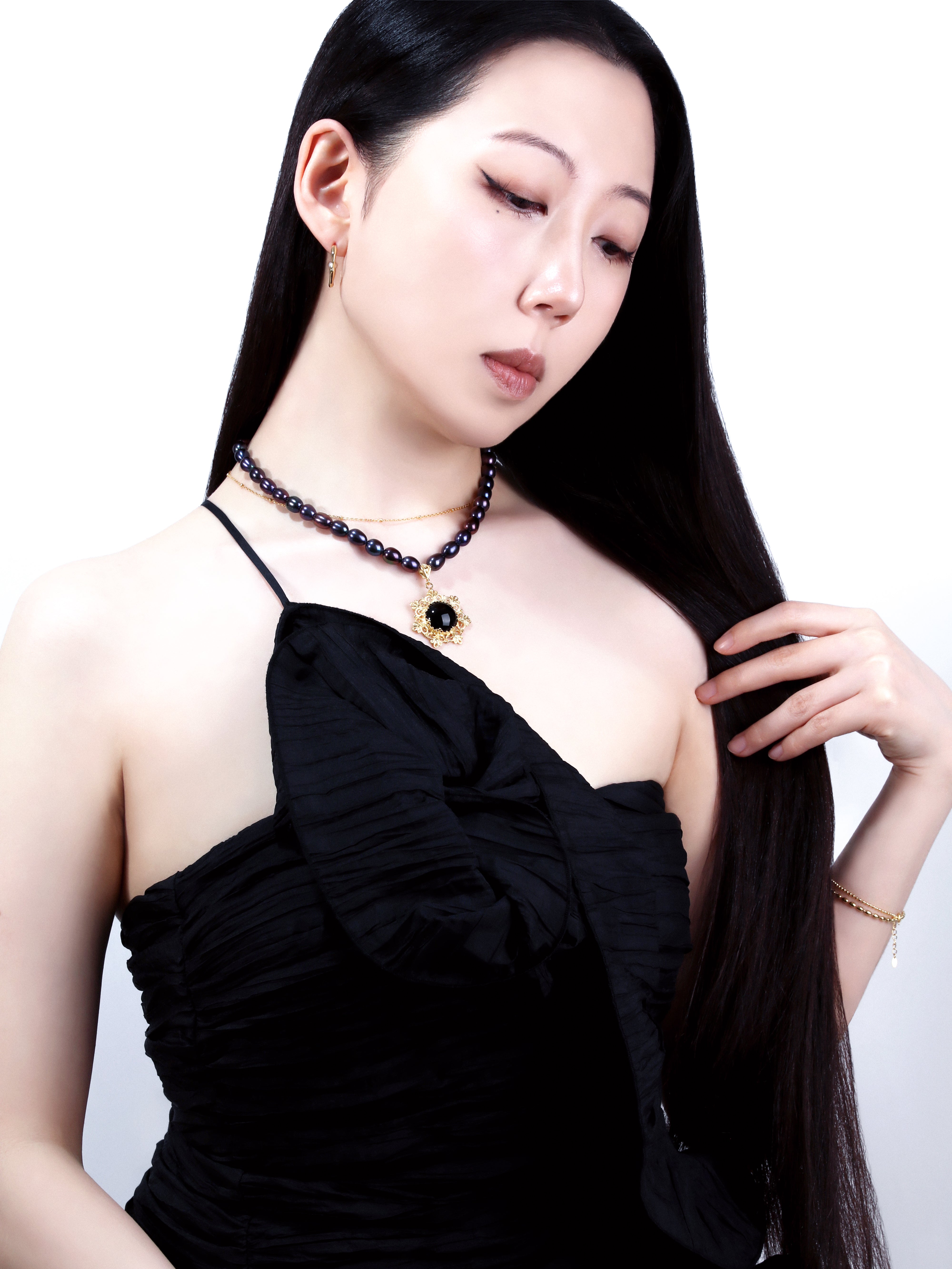 Soirée “Yakai” Freshwater Pearl Onyx Pendant Necklace