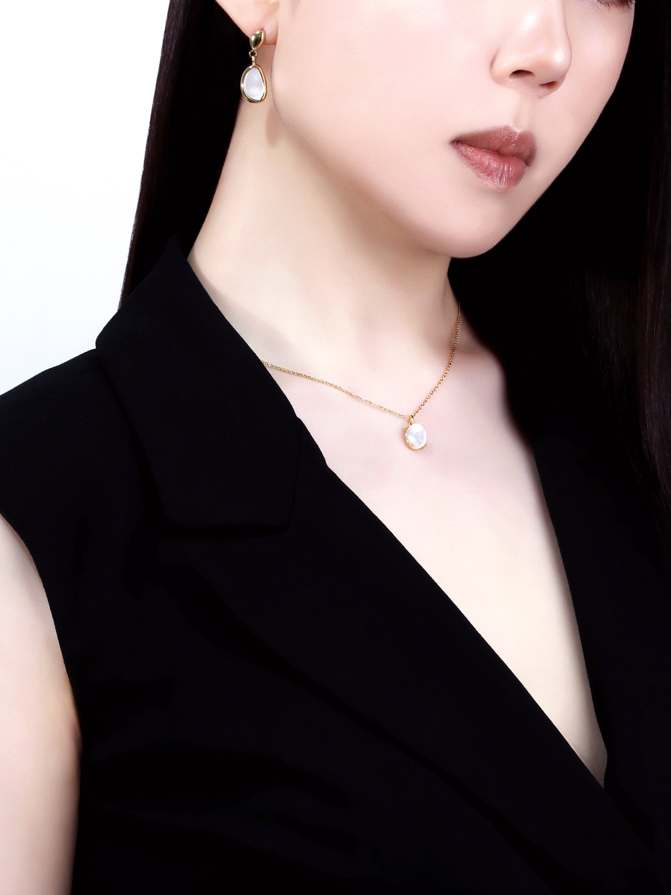 “Pāfekuto” Mother of Pearl Pendant Necklace