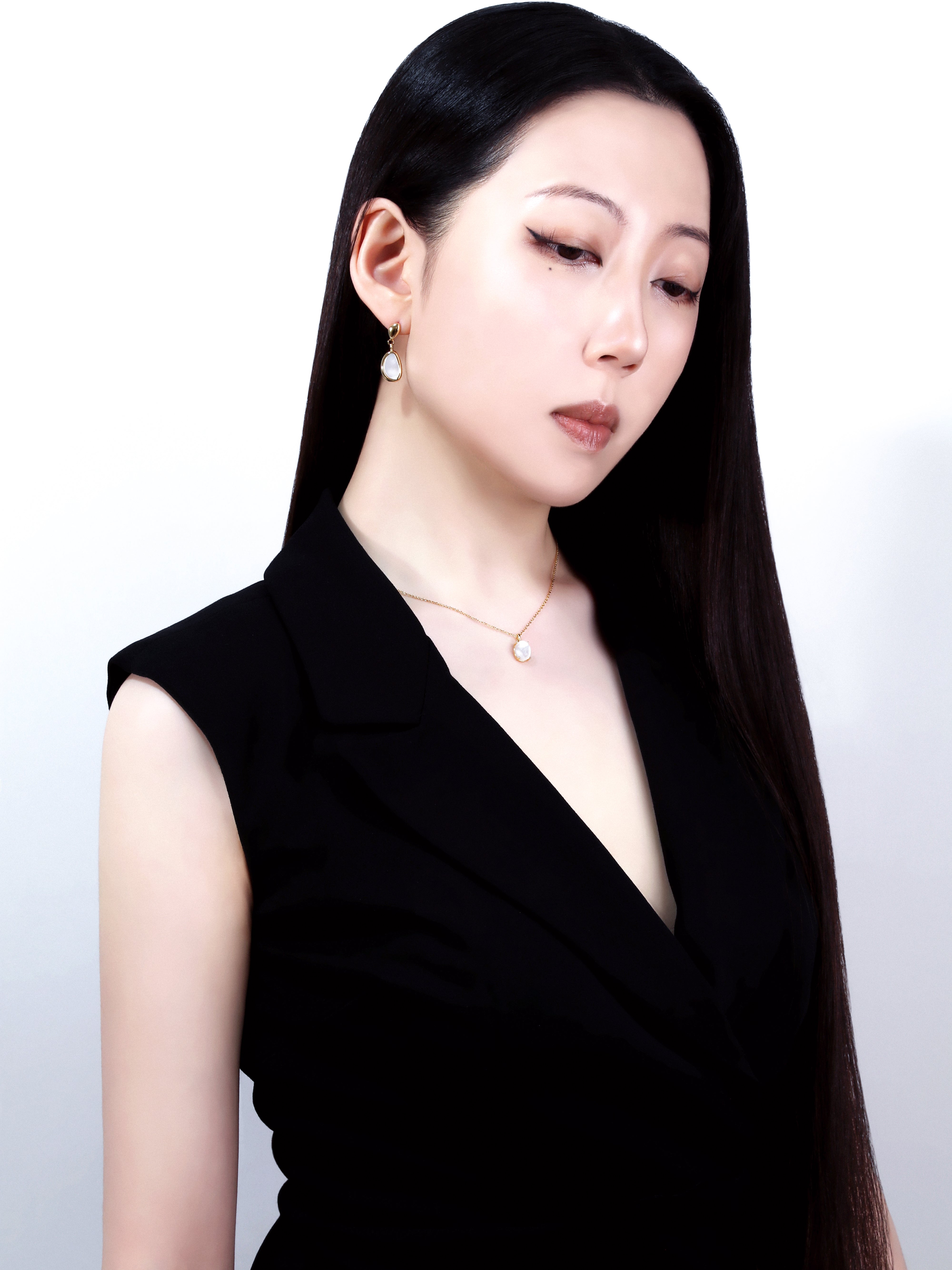 “Pāfekuto” Mother of Pearl Pendant Necklace
